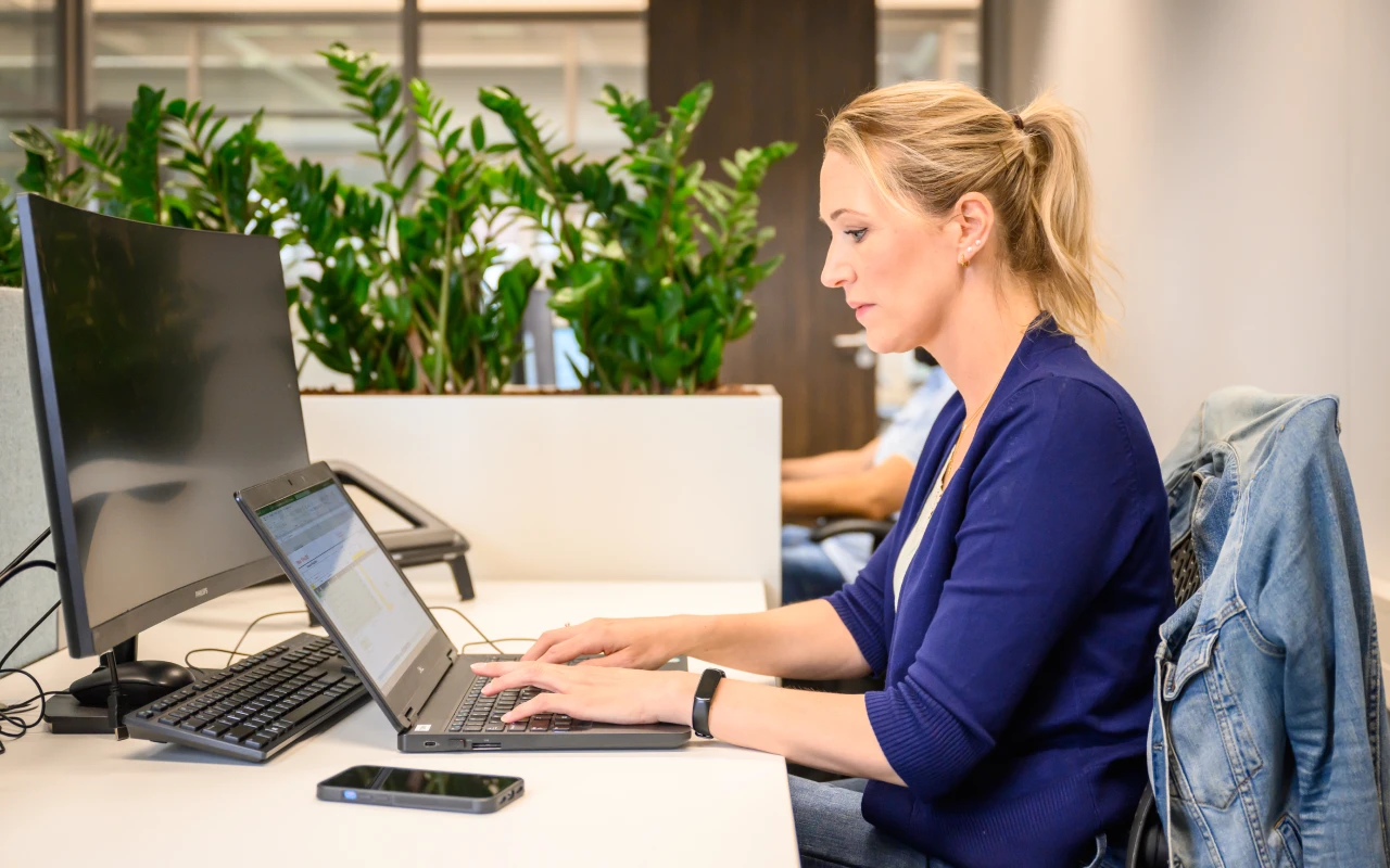 Medewerker werkt aan bureau achter de computer